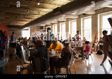 Area da pranzo all'interno il Mass MoCA [Massachusetts Museum of Contemporary Art] in North Adams Massachusetts riempito con Wilco fan. Foto Stock