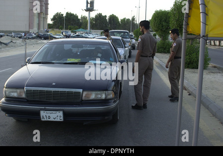 Al-Khobar, Arabia Saudita - Cooperazione di polizia dal Ministero degli Interni interrompere la ricerca auto cercando gli estremisti e controllo delle licenze. Foto Stock