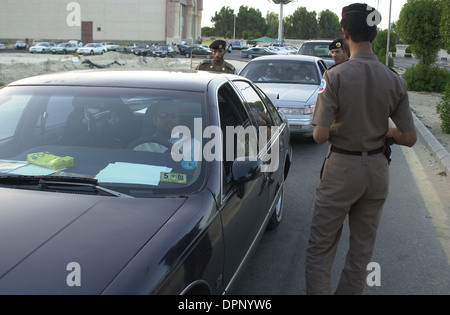 Al-Khobar, Arabia Saudita - Cooperazione di polizia dal Ministero degli Interni interrompere la ricerca auto cercando gli estremisti e controllo delle licenze. Foto Stock