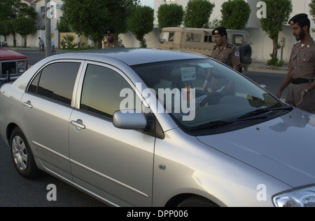 Al-Khobar, Arabia Saudita - Cooperazione di polizia dal Ministero degli Interni interrompere la ricerca auto cercando gli estremisti e controllo delle licenze. Foto Stock