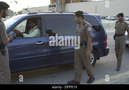 Al-Khobar, Arabia Saudita - Cooperazione di polizia dal Ministero degli Interni interrompere la ricerca auto cercando gli estremisti e controllo delle licenze. Foto Stock