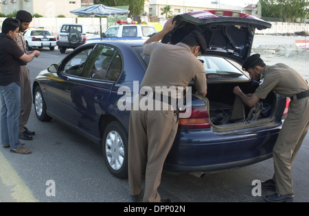 Al-Khobar, Arabia Saudita - Cooperazione di polizia dal Ministero degli Interni interrompere la ricerca auto cercando gli estremisti e controllo delle licenze. Foto Stock