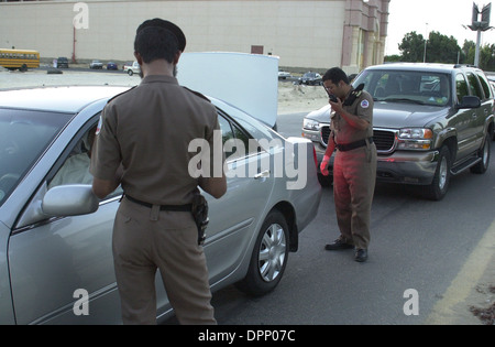 Al-Khobar, Arabia Saudita - Cooperazione di polizia dal Ministero degli Interni interrompere la ricerca auto cercando gli estremisti e controllo delle licenze. Foto Stock