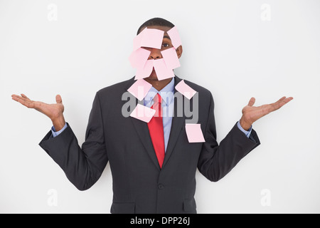 Ritratto di un imprenditore Afro contemplati nelle note vuote Foto Stock