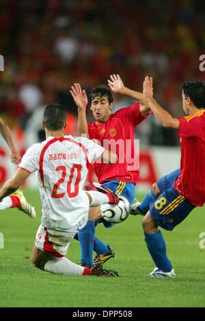 Giugno 19, 2006 - World Cup Stadium, STUTGART, Germania - K48371.SPAGNA VS. TUNISIA.WORLD CUP STADIUM, STUTGART, Germania.06-19-2006. STEWART KENDALL- - 2006.HAMED NAMOUCHI & Raul.(Immagine di credito: © Globo foto/ZUMAPRESS.com) Foto Stock