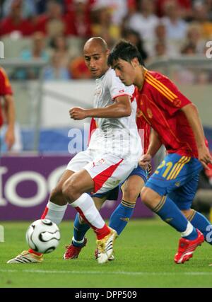 Giugno 19, 2006 - World Cup Stadium, STUTGART, Germania - K48371.SPAGNA VS. TUNISIA.WORLD CUP STADIUM, STUTGART, Germania.06-19-2006. STEWART KENDALL- - 2006.MEHDI NAFTI & DAVID VILLA.(Immagine di credito: © Globo foto/ZUMAPRESS.com) Foto Stock