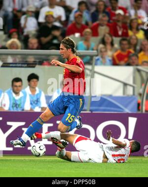 Giugno 19, 2006 - World Cup Stadium, STUTGART, Germania - K48371.SPAGNA VS. TUNISIA.WORLD CUP STADIUM, STUTGART, Germania.06-19-2006. STEWART KENDALL- - 2006.SERGIO RAMOS & ANIS AYARI.(Immagine di credito: © Globo foto/ZUMAPRESS.com) Foto Stock