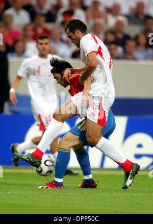 Giugno 19, 2006 - World Cup Stadium, STUTGART, Germania - K48371.SPAGNA VS. TUNISIA.WORLD CUP STADIUM, STUTGART, Germania.06-19-2006. STEWART KENDALL- - 2006.LUIS GARCIA & MNARI JAOUHAR.(Immagine di credito: © Globo foto/ZUMAPRESS.com) Foto Stock