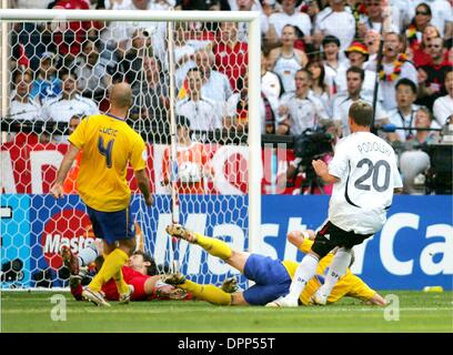 Giugno 24, 2006 - Leipzig, Germania - K48427.WORLD CUP SOCCER, .SVEZIA VS GERMANIA, .WORLD CUP STADIUM, Monaco di Baviera, Germania..06-24-2006. STEWART KENDALL / / 2006.Lukas Podolski(Immagine di credito: © Globo foto/ZUMAPRESS.com) Foto Stock