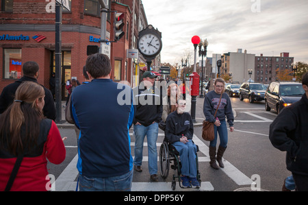 Pedoni di attraversare la strada in crosswalk a Boston, Foto Stock