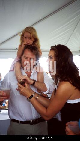 Luglio 27, 2006 - K49127RHART.Brooke Shields e il marito, Chris Henchy, con la figlia.7-22-2006. Rose Hartman / 2006.Il giorno di apertura del 2006 Mercedes-Benz polo sfida al Bridgehampton Polo Club Bridgehampton, NY(Immagine di credito: © Globo foto/ZUMAPRESS.com) Foto Stock