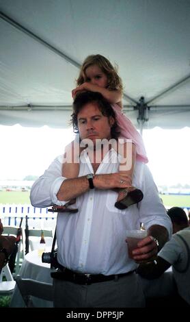 Luglio 27, 2006 - K49127RHART.BROOKE SHIELDS' marito, Chris Henchy e figlia.7-22-2006. Rose Hartman / 2006.Il giorno di apertura del 2006 Mercedes-Benz polo sfida al Bridgehampton Polo Club Bridgehampton, NY(Immagine di credito: © Globo foto/ZUMAPRESS.com) Foto Stock