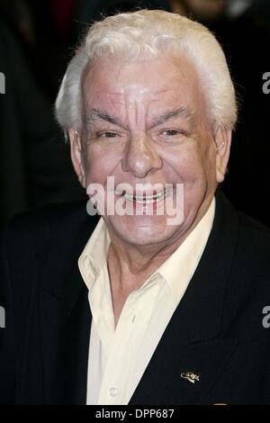 Ottobre 17, 2006 - Palace Theatre, Londra, Inghilterra - BARRY CRYER.ARRIVA PER IL REGNO UNITO PREMIERE DI SPAMALOT, IL NUOVO WEST END Monty Python spettacolo ispirato al Palace Theatre di Londra. TIM MATTHEWS- - 2006.K50296.(Immagine di credito: © Globo foto/ZUMAPRESS.com) Foto Stock