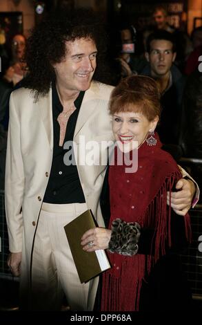 Ottobre 17, 2006 - Palace Theatre, Londra, Inghilterra - Brian May e ANITA DOBSON.ARRIVA PER IL REGNO UNITO PREMIERE DI SPAMALOT, IL NUOVO WEST END Monty Python spettacolo ispirato al Palace Theatre di Londra 10-17-2006. TIM MATTHEWS- - 2006.K50296(Immagine di credito: © Globo foto/ZUMAPRESS.com) Foto Stock