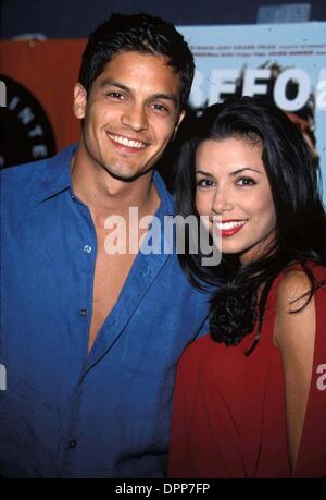 Gen 26, 2006 - K21921TR.Prima notte scende PREMIERE PRESSO LA SALA CONGA WILSHIRE BLVD LOS ANGELES CA 05-22-2001.NICHOLAS GONZALEZ E EVA LONGORIA. TOM RODRIGUEZ-(Immagine di credito: © Globo foto/ZUMAPRESS.com) Foto Stock