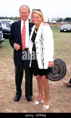 Mar 19, 2006 - K5996WW.21ST HAMPTON CLASSIC HORSE SHOW BRIDGEHAMPTON 09-01-1996.BILL BEUTEL moglie. WALTER WEISSMAN- BILLBEUTELRETRO.1996(Immagine di credito: © Globo foto/ZUMAPRESS.com) Foto Stock