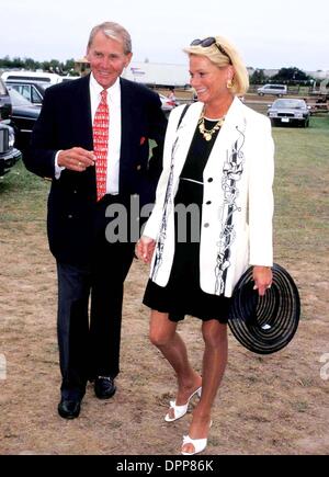 Mar 19, 2006 - K5996WW.21ST HAMPTON CLASSIC HORSE SHOW BRIDGEHAMPTON 09-01-1996.BILL BEUTEL moglie. WALTER WEISSMAN- BILLBEUTELRETRO.1996(Immagine di credito: © Globo foto/ZUMAPRESS.com) Foto Stock