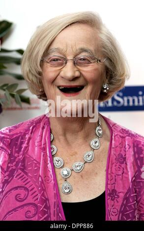 Mar 29, 2006 - Grosvenor House Hotel, Londra, Inghilterra - LIZ SMITH.assiste il BRITISH BOOK AWARDS nella grande sala al Grosvenor House Hotel di Park Lane a Londra W1.attrice..LIZ SMITH.attrice..29/03/2006.... ..K47372. - Foto(Immagine di credito: © Globo foto/ZUMAPRESS.com) Foto Stock