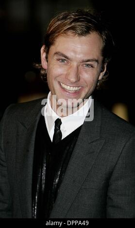 Dicembre 5, 2006 - l' Odeon Leicester Square, Londra, Inghilterra - Jude Law.attore.ARRIVA PER IL 2006 UK PREMIERE DEL FILM DI NANCY MEYERS IL NUOVO FILM DELLA VACANZA A L'Odeon, Leicester Square a Londra..5-12-2006. TIM MATTHEWS- - 2006.K50998(Immagine di credito: © Globo foto/ZUMAPRESS.com) Foto Stock