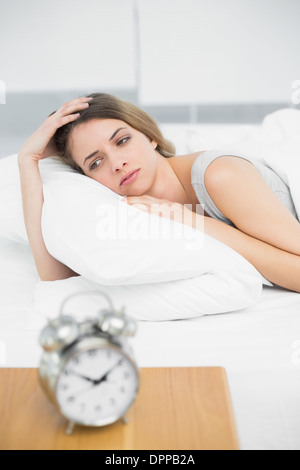 Pensiero stupendo donna giacente sul suo letto sotto il coperchio Foto Stock