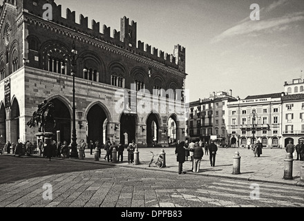 Piazza Cavalli a Piacenza con il suo famoso cavaliere o statua equestre Foto Stock