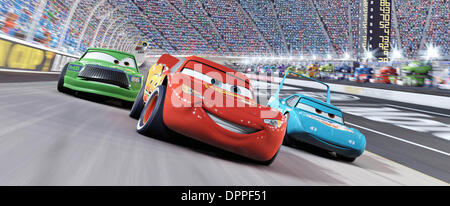 1 febbraio 2006 - Foto: McQueen (centro), e il re (a destra). ..Auto, la settima caratteristica animata per essere creati da Pixar Animation Studios e rilasciato da Walt Disney Pictures, è una ad alto numero di ottani avventura commedia che offre un ampio assortimento di automobili come personaggi che ottengono il loro calci sulla Route 66. Il film è diretto da Academy AwardÂ® vincitore John Lasseter. Il permesso è qui Foto Stock