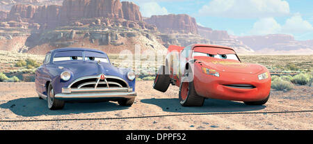 1 febbraio 2006 - Foto di sinistra a destra: Doc Hudon e alleggerire McQueen in una scena di automobili, la settima caratteristica animata per essere creati da Pixar Animation Studios e rilasciato da Walt Disney Pictures, è una ad alto numero di ottani avventura commedia che offre un ampio assortimento di automobili come personaggi che ottengono il loro calci sulla Route 66. Il film è diretto da Academy AwardÂ® vincitore John Lasseter Foto Stock