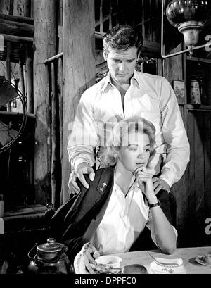 Mar 16, 2006 - Angie Dickinson con Roger Moore in "INS DI RACHAEL CADÈ' 1960.FORNITO DA SMP- TV-film-ancora credito(Immagine: © Globo foto/ZUMAPRESS.com) Foto Stock