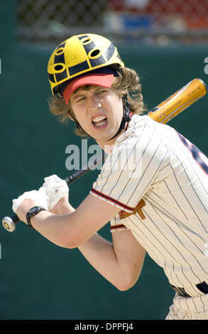 Apr. 17, 2006 - DF-06161 Ã Jon Heder stelle in Rivoluzione StudiosÃ• commedia La Benchwarmers, Columbia Pictures release. ..K47525ES.TV-film STILL. Fornito da foto(Immagine di credito: © Globo foto/ZUMAPRESS.com) Foto Stock