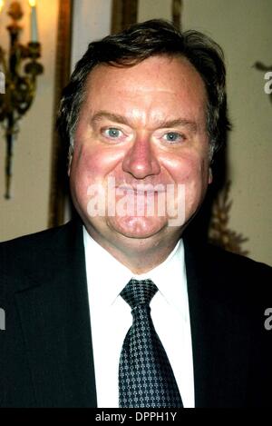 Ottobre 23, 2006 - New York, NY, STATI UNITI D'AMERICA - Tim Russert arriva per il 16th Annual Broadcasting & Cable Hall of Fame Premi la cena al Waldorf Astoria di New York il 23 ottobre 2006...V.U/ K50385V.U(Immagine di credito: © Globo foto/ZUMAPRESS.com) Foto Stock