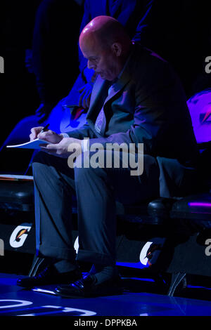 Philadelphia, Pennsylvania, USA. 15 gennaio, 2014. Charlotte Bobcats allenatore Steve Clifford scrive alcune note prima del gioco NBA tra Charlotte Bobcats e la Philadelphia 76ers presso la Wells Fargo Center di Philadelphia, Pennsylvania. Christopher Szagola/Cal Sport Media/Alamy Live News Foto Stock