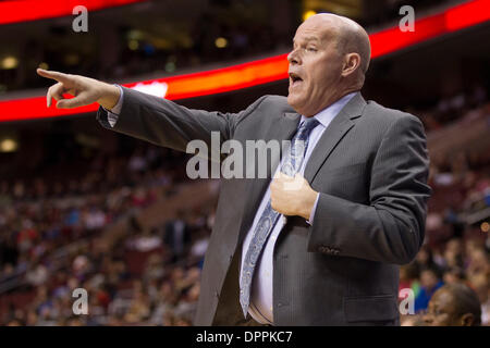 Philadelphia, Pennsylvania, USA. 15 gennaio, 2014. Charlotte Bobcats allenatore Steve Clifford reagisce durante il gioco NBA tra Charlotte Bobcats e la Philadelphia 76ers presso la Wells Fargo Center di Philadelphia, Pennsylvania. Christopher Szagola/Cal Sport Media/Alamy Live News Foto Stock