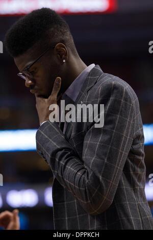 Philadelphia, Pennsylvania, USA. 15 gennaio, 2014. Philadelphia 76ers center Nerlens Noel (4) guarda verso il basso durante il gioco NBA tra Charlotte Bobcats e la Philadelphia 76ers presso la Wells Fargo Center di Philadelphia, Pennsylvania. Christopher Szagola/Cal Sport Media/Alamy Live News Foto Stock