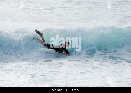 Adolescente Bodyboarding (surf) sulla riva Break Whale Beach New South Wales AUSTRALIA Foto Stock