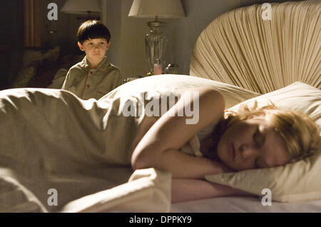 25 maggio 2006 - O-220 Damien (Seamus Davey-Fitzpatrick) Guarda il suo sonno madre Katherine (Julia montanti)..K48087ES.TV-FILM STILL. Alimentato dal presagio(Immagine di credito: © Globo foto/ZUMAPRESS.com) Foto Stock