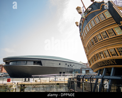 La poppa di HMS Victory con la Mary rose Museum in background a Portsmouth Historic Dockyard, Hampshire, Inghilterra. Foto Stock