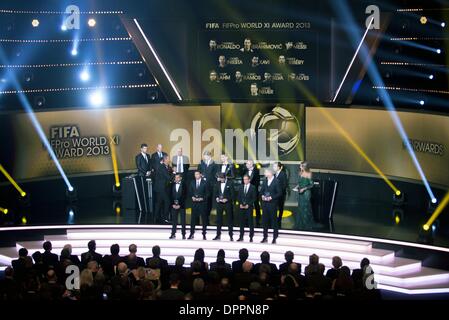 Zurigo, Svizzera. Xiii gen, 2014. FIFA FIFPro World XI Calcio : FIFA FIFPro World XI giocatori (L-R) Lionel Messi, Zlatan Ibrahimovic, da Cristiano Ronaldo, Franck Ribery, Xavi, anteriore; Daniel Alves, Thiago Silva, Sergio Ramos, Philipp Lahm, Manuel Neuer posano con il trofeo durante il FIFA ballon d'Or 2013 Gala presso Kongresshaus di Zurigo, in Svizzera . © Maurizio Borsari/AFLO/Alamy Live News Foto Stock