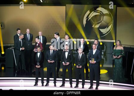 Zurigo, Svizzera. Xiii gen, 2014. FIFA FIFPro World XI Calcio : FIFA FIFPro World XI giocatori (L-R) Lionel Messi, Zlatan Ibrahimovic, da Cristiano Ronaldo, Franck Ribery, Xavi, anteriore; Daniel Alves, Thiago Silva, Sergio Ramos, Philipp Lahm, Manuel Neuer posano con il trofeo durante il FIFA ballon d'Or 2013 Gala presso Kongresshaus di Zurigo, in Svizzera . © Maurizio Borsari/AFLO/Alamy Live News Foto Stock