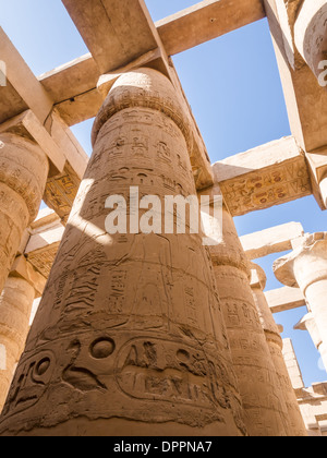 Guardando il soffitto a travi e chiuso fiore di papiro di colonne nella Hypostyle Hall del tempio di Karnak Luxor Egitto Foto Stock