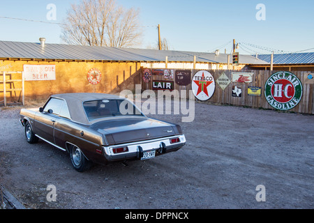 Auto d'epoca e insegne commerciali in Marfa, West Texas. Foto Stock