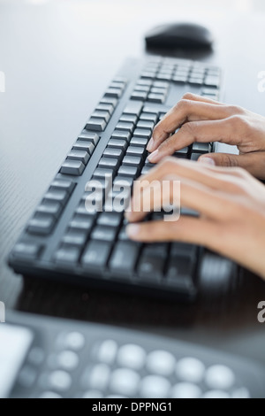 Close up di mani femminili digitando sulla tastiera Foto Stock