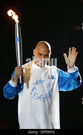 Gen 18, 2006 - Rio de Janeiro, RJ, Brasil - 20040613: RIO DE JANEIRO, BRASILE: Il calcio brasiliano star Ronaldo Nazario porta la torcia olimpica allo stadio durante la cerimonia di chiusura della Torcia Olimpica..Ci sono 7 candidati brasiliano per il Pallone d'Oro 2004: Adriano (Brasile - Inter Milan, Italia), su AILTON (Brasile - Schalke 04, Germania), Emerson (Brasile - Juventus, Foto Stock