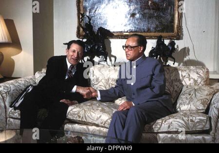 Mar 28, 2006 - N2797.Caspar Weinberger e Zhao Ziyang 1984.(Immagine di credito: © Globo foto/ZUMAPRESS.com) Foto Stock