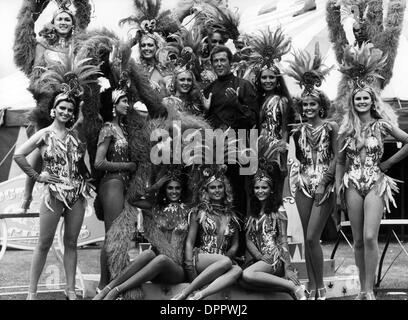 Mar 30, 2006 - Roger Moore e il circo delle ragazze. Foto(Immagine di credito: © Globo foto/ZUMAPRESS.com) Foto Stock