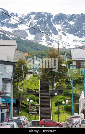 Montagne coperte di neve anche in estate torre sopra Ushuaia, Argentina. Foto Stock