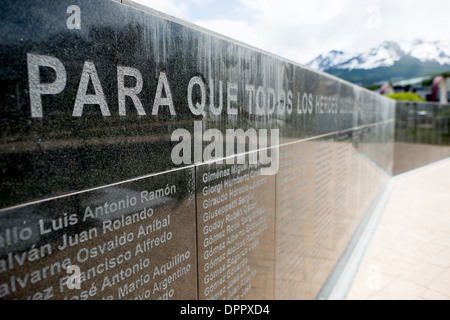 Il Malvinas War Memorial, un grande memoriale di guerra su un waterfront park in Ushuaia, Argentina, dedicata a ciò che il 1982 conflitto tra Argentina e il Regno Unito, oltre a quelli che sono noti in Gran Bretagna come le Isole Falkland e sono noti in Argentina come le Isole Malvinas. Foto Stock