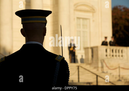 Oct 23, 2006 - Arlington, Virginia, Stati Uniti - Un esercito capitano sorge presso la Tomba degli Ignoti in preparazione per una ghirlanda cerimonia. In questo giorno particolare, un dignitario dalla Spagna mostrerà i suoi rispetti mediante la posa di una corona di fiori alla tomba. Chiunque è in grado di coordinare per deporre una corona e famiglie, scuole, varie organizzazioni e i veterani possono sponsorizzare una ghirlanda di cerimonia di posa. (Immagine di credito Foto Stock