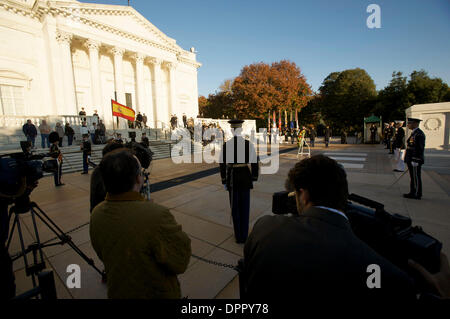 Oct 23, 2006 - Arlington, Virginia, Stati Uniti - Una corona recante cerimonia presso la tomba del Milite Ignoto. (Credito Immagine: © Kate Karwan Burgess/ZUMAPRESS.com) Foto Stock