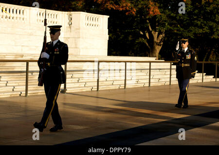 Oct 23, 2006 - Arlington, Virginia, Stati Uniti - I soldati presso la tomba del Milite Ignoto. (Credito Immagine: © Kate Karwan Burgess/ZUMAPRESS.com) Foto Stock