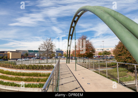 Ponte pedonale sul Woodlands Waterway presso il Woodlands Mall, The Woodlands, Texas. Foto Stock